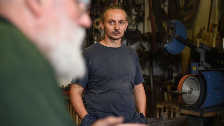 Ján Ostradický je umelecký kováč. Je už štvrtou generáciou umeleckého kováča vo svojej rodine. 